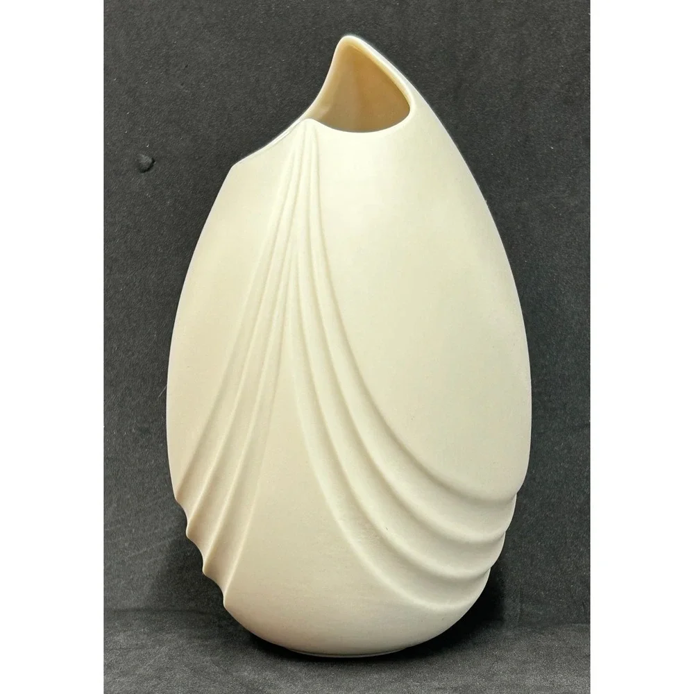 Lenox Ivory Fine China Art Deco Ribbed Teardrop Vase Heart Rim Matte Made in USA